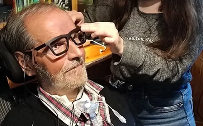 Identité handi-accessible, personne aveugle avec guide d'accessibilité CVL, technologie adaptée.