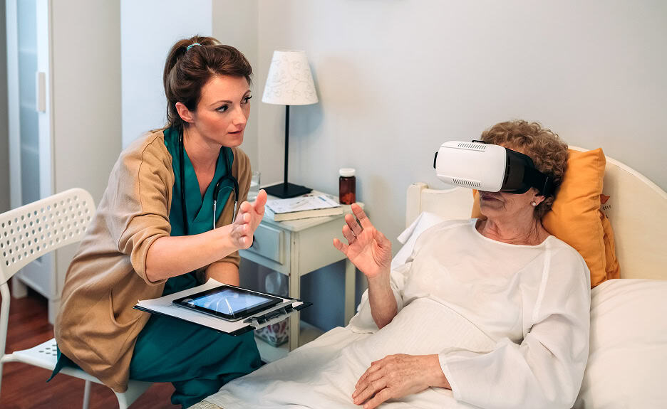 Professionnelle de santé utilisant la réalité virtuelle pour la rééducation du patient âgé.