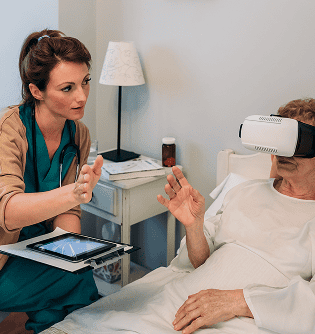 Prise en charge médicale d'une patiente âgée par une professionnelle de santé.