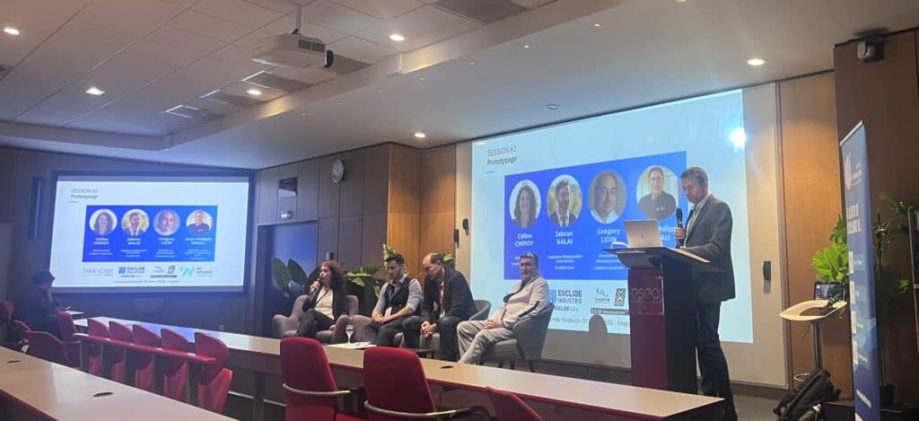 Conférence sur les avancées technologiques en santé avec intervenants experts.