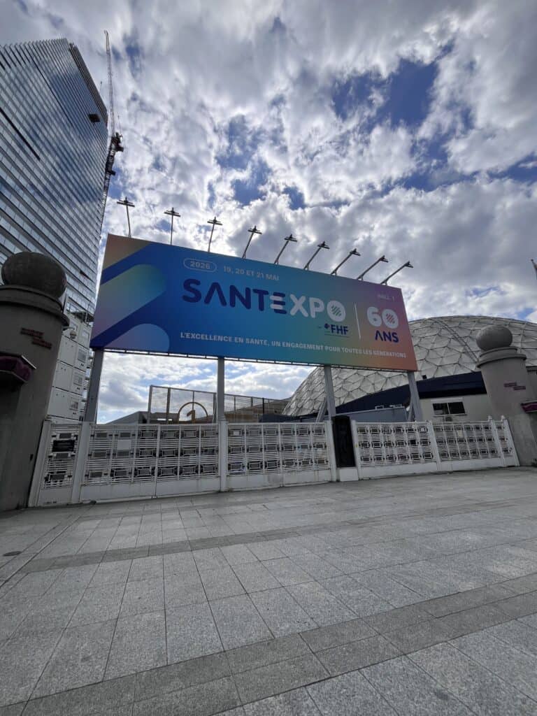 Balcon d'exposition avec panneau d'affichage pour le salon Santé et Innovation 2023.